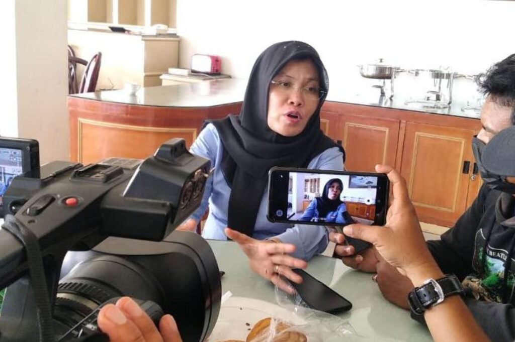 Cuaca Buruk, Ketua DPD HNSI Sumut Azlinda, S.Pi Himbau Masyarakat Pesisir Agar Waspada