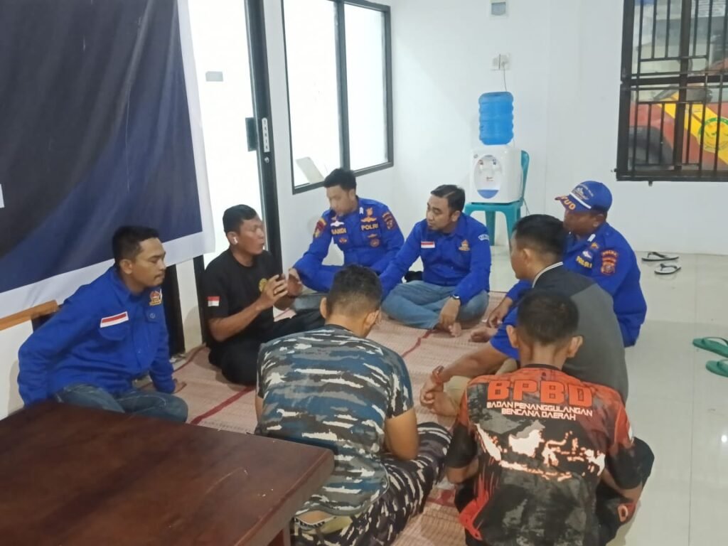 Menuju Hari Kedua Pencarian, Tim SAR Gabungan Diskusi Dengan HNSI Batubara Mencari Nelayan Hilang Akibat Cuaca